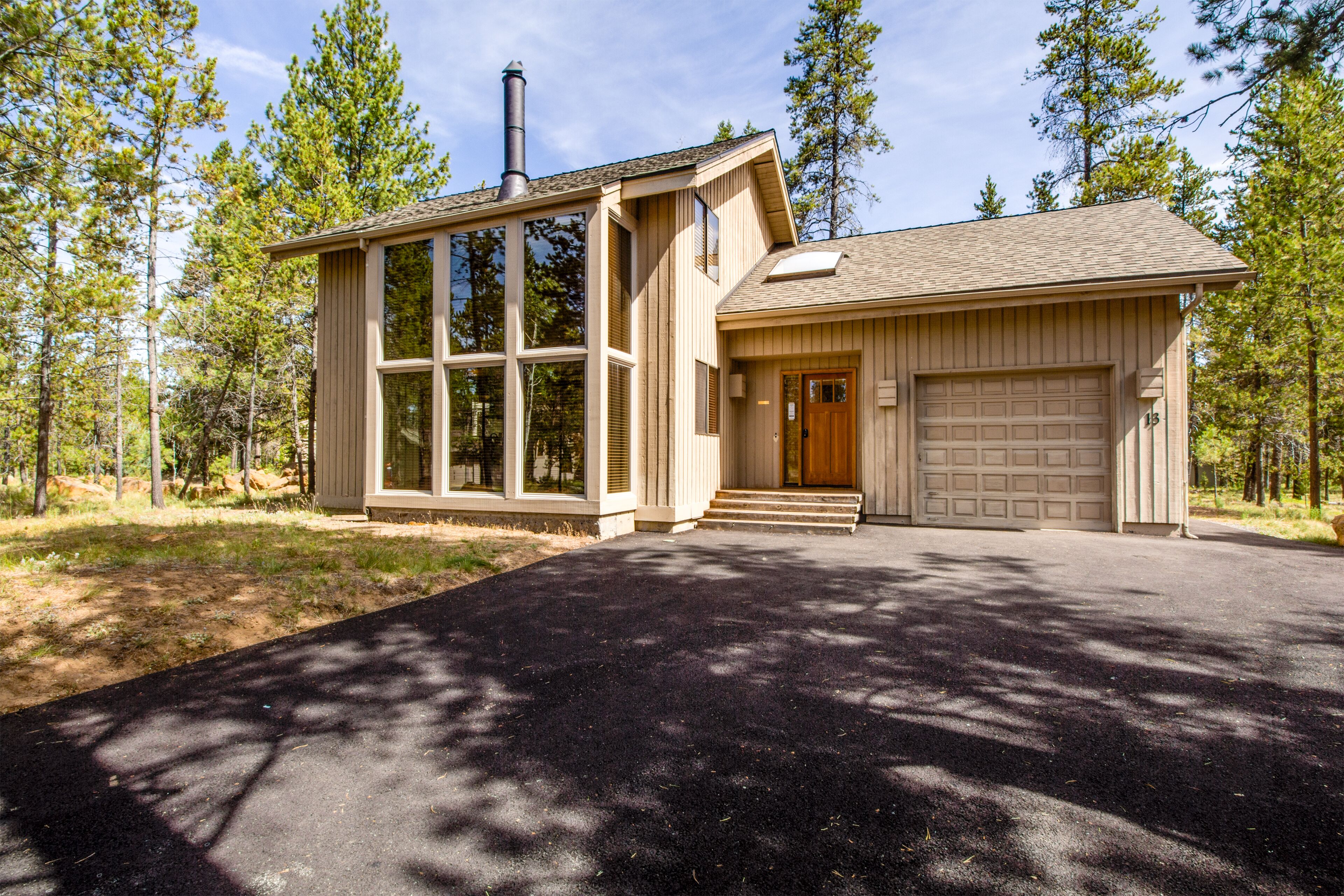2 Bedroom Getaway with A/C, 2 Levels, Near Deschutes River, Hot Tub - YELR 13