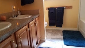 淋浴/盆浴组合、吹风机、毛巾