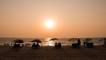 In Strandnähe, Liegestühle, Strandtücher