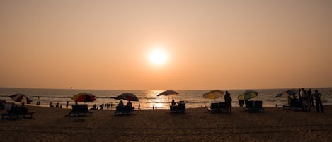 Beach nearby, sun-loungers, beach towels