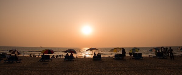 Beach nearby, sun-loungers, beach towels