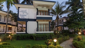 Un immeuble de deux étages sur lequel on peut lire l’inscription : « Villa Dauphin ».