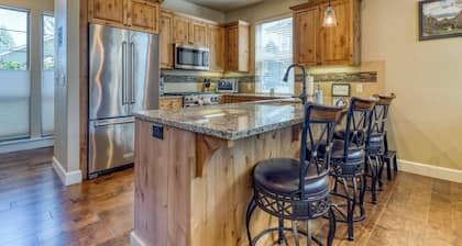 Kaunis 2017 rakennettu koti Eagle Crestissä upeilla mukavuuksilla ja vieraskäynneillä