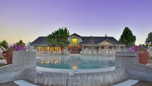 Un hotel con piscina, patio cubierto y restaurante.