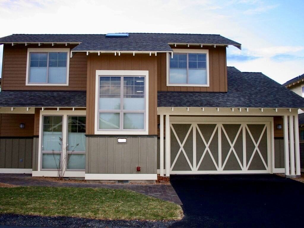 Beautiful 2017 built home in Eagle Crest with fabulous amenities & guest passes