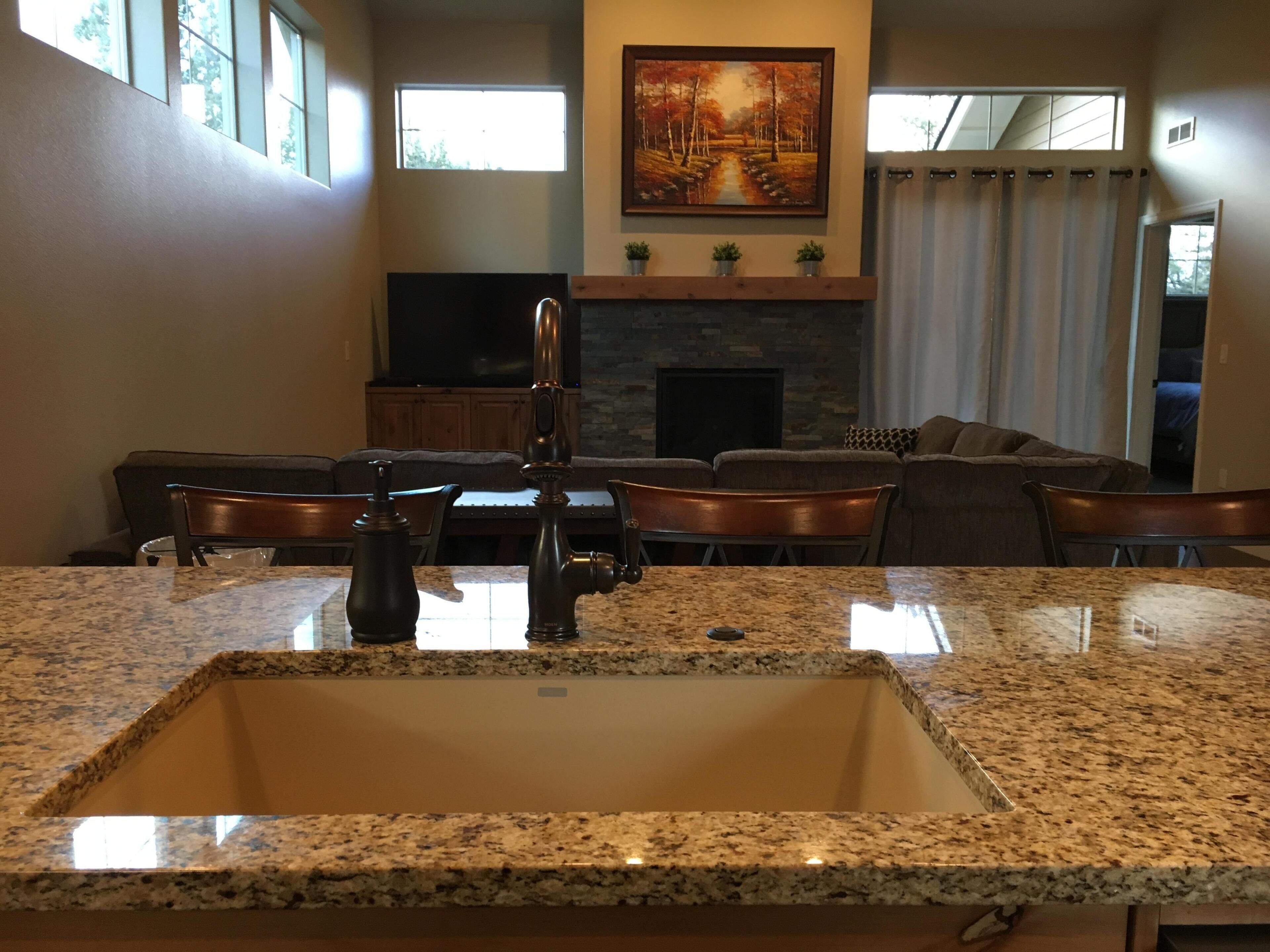 Beautiful 2017 built home in Eagle Crest with fabulous amenities & guest passes