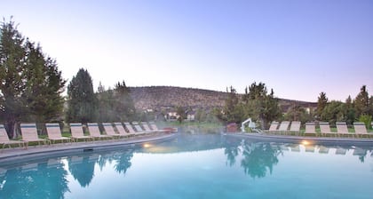 ⭑ Eagle Crest Retreat ⭑ Indoor Pool Access • Bikes • Patio • Loft