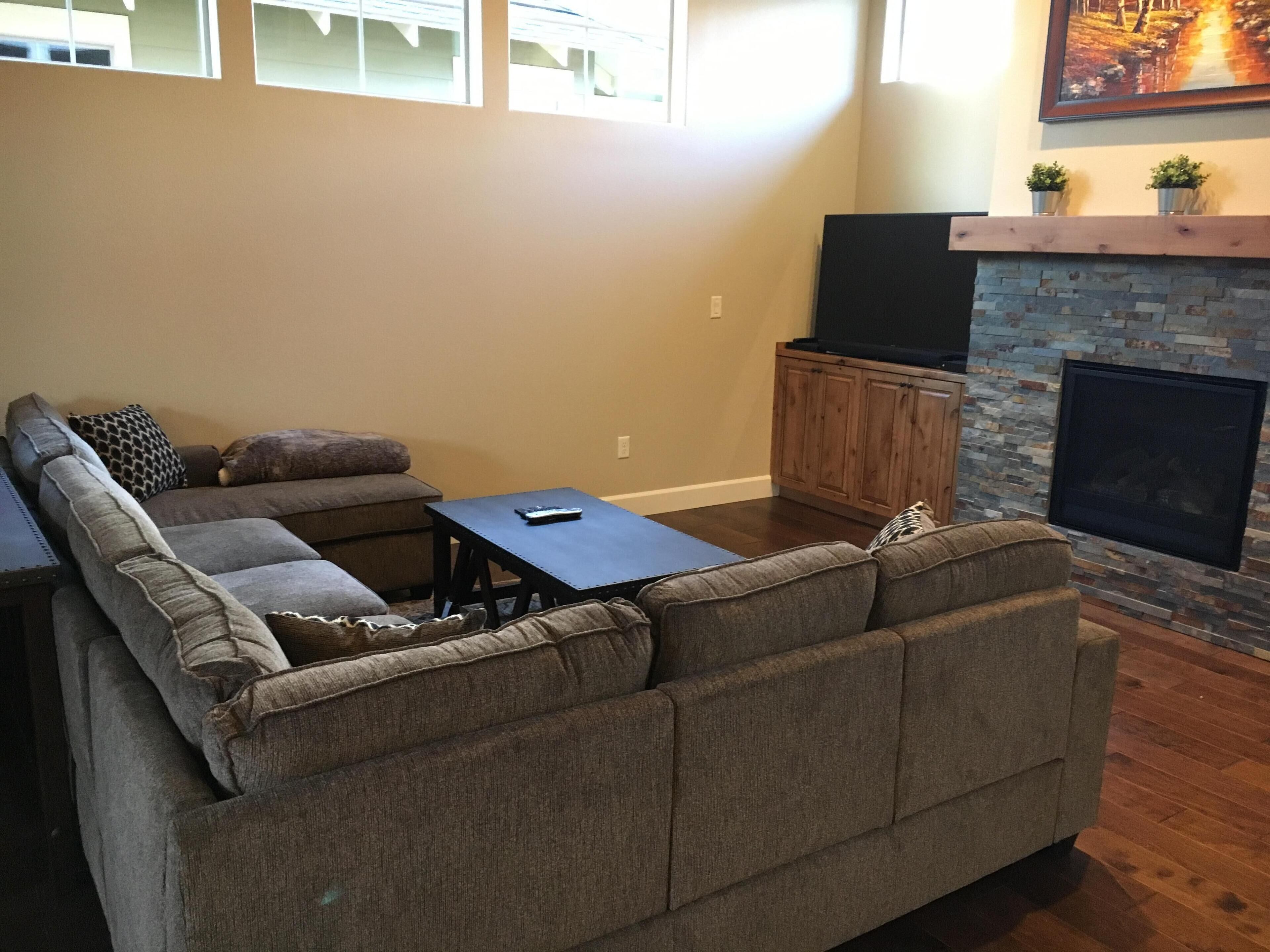 Beautiful 2017 built home in Eagle Crest with fabulous amenities & guest passes