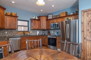 Fridge, microwave, oven, stovetop - Gorgeous 10 Bedroom Lakefront Lodge (Branson)