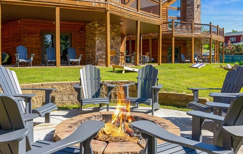 Gorgeous 10 Bedroom Lakefront Lodge