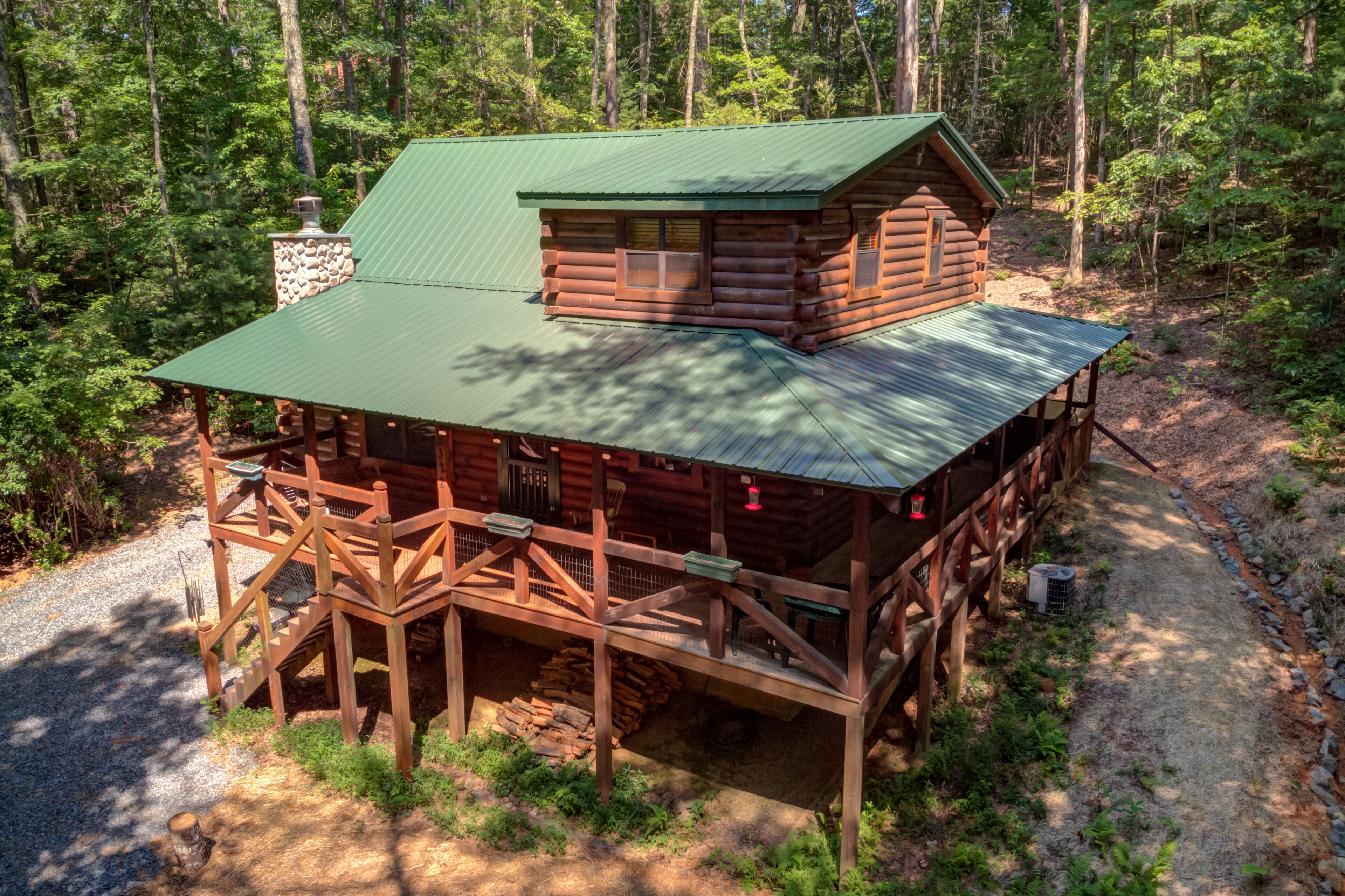 Dog-friendly cabin w/ fireplace, hot tub, grill & private deck