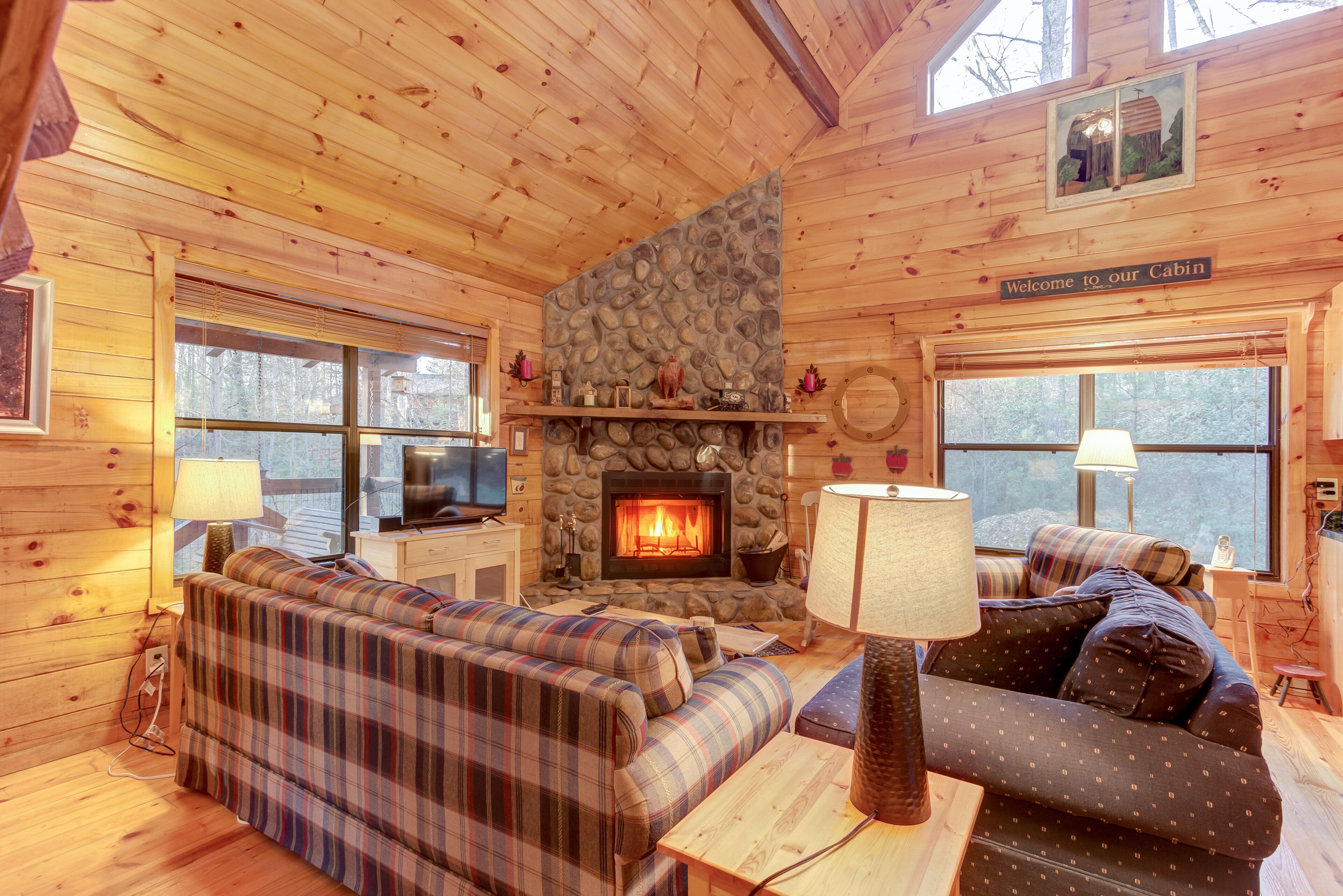 Dog-friendly cabin w/ fireplace, hot tub, grill & private deck