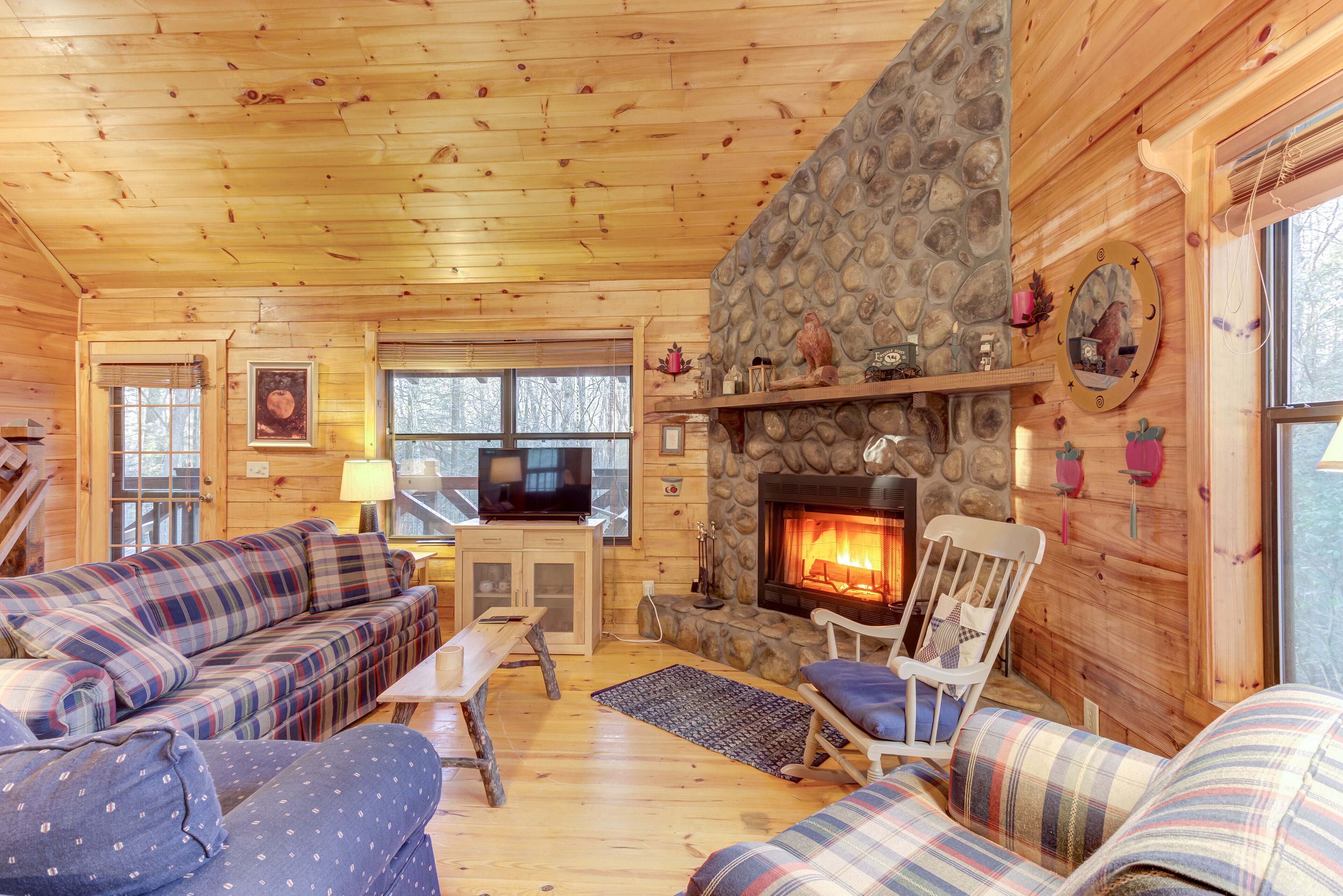 Dog-friendly cabin w/ fireplace, hot tub, grill & private deck