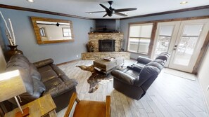 TV, fireplace - Trails End - In Town - Hot Tub - Flat Panel TVs in all BRs - Wood Burning Firepl (Red River)