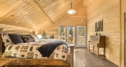🦌 REDUCED RATES!!! 24 Miles to Yellowstone~Tucked into the pines~New furniture