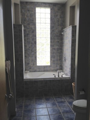 Haartrockner, Handtücher, Toilettenpapier