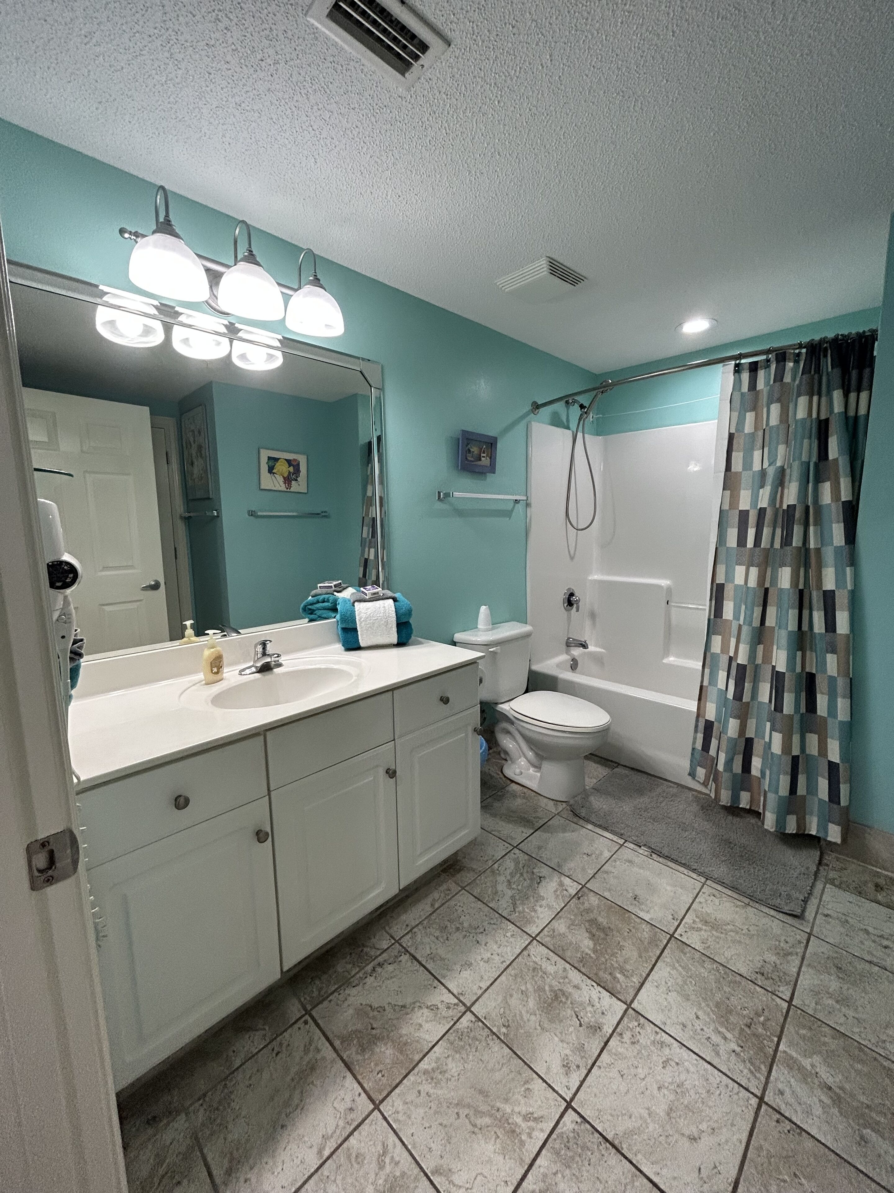 combined shower/bathtub, jetted bath, hair dryer, towels
