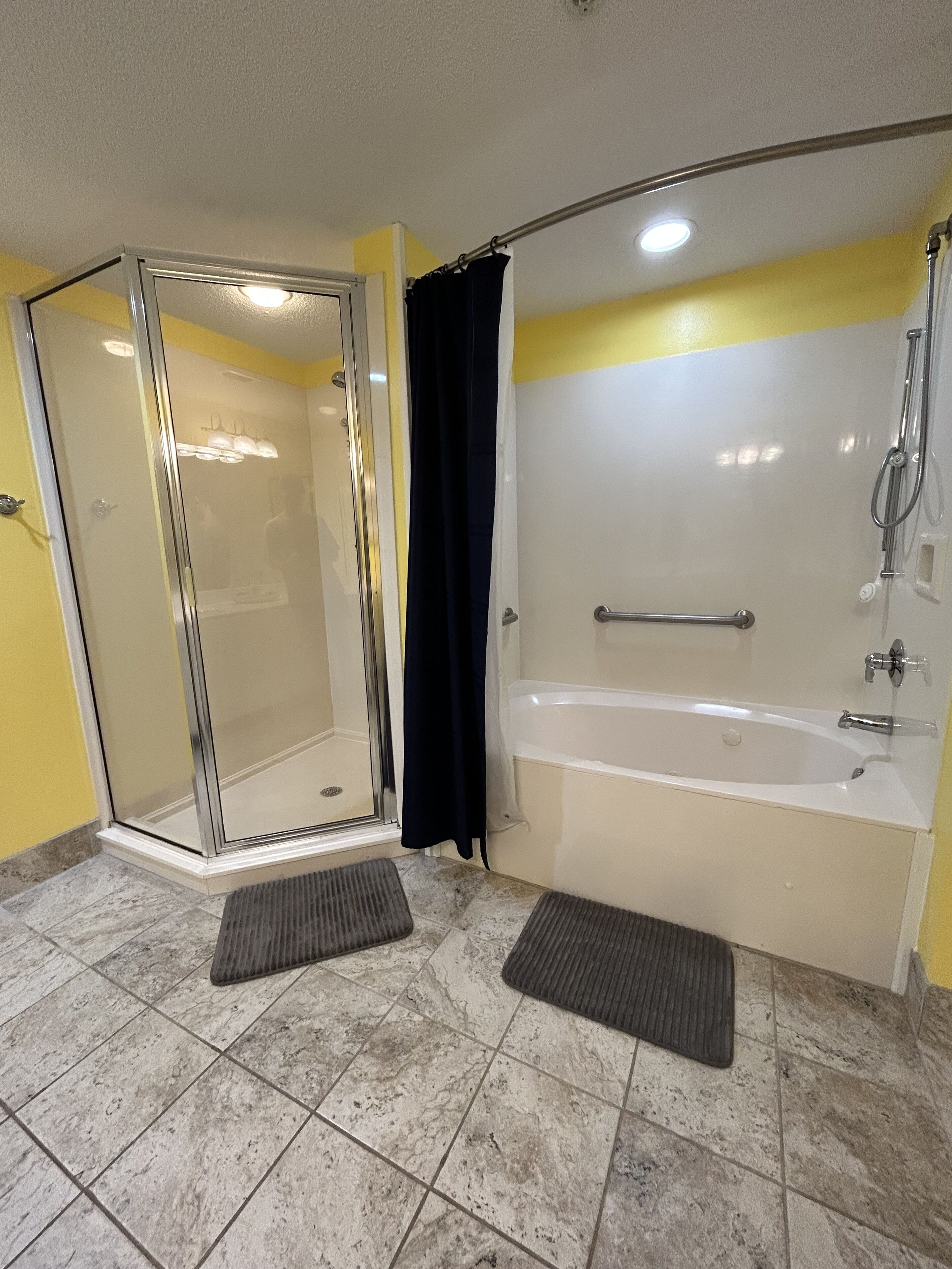 combined shower/bathtub, jetted bath, hair dryer, towels
