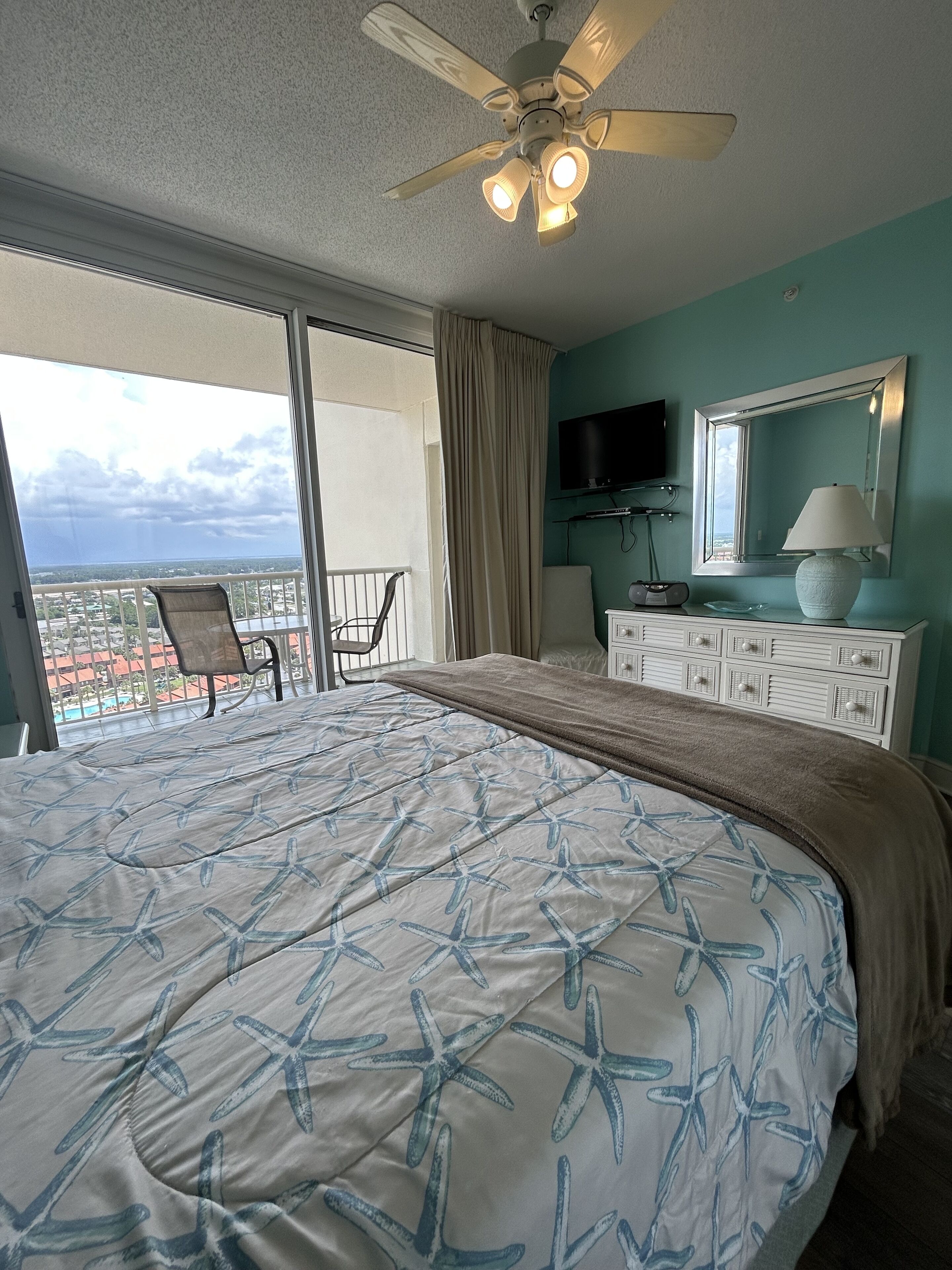 3 bedrooms, iron/ironing board, free wifi, bed sheets