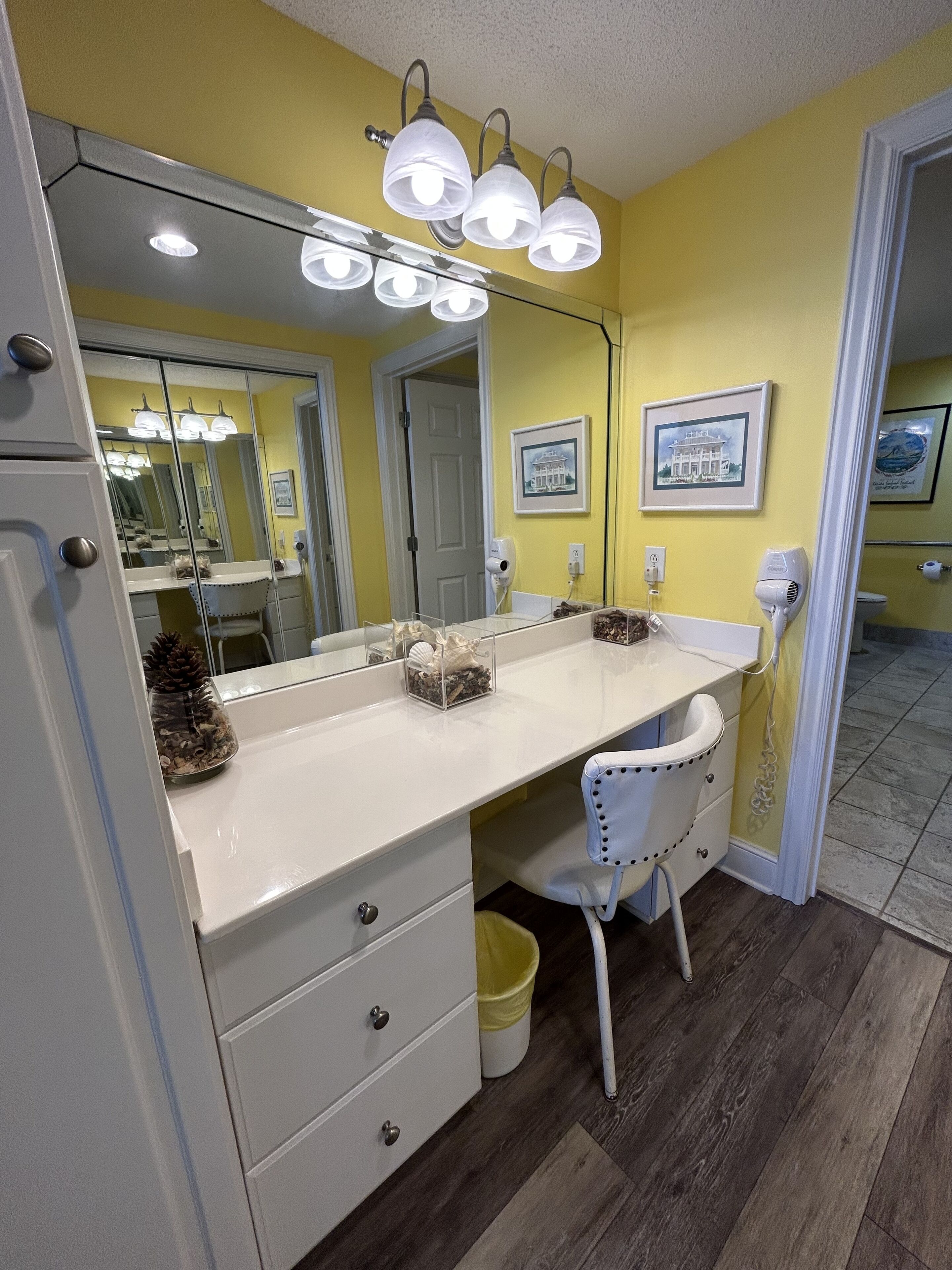 combined shower/bathtub, jetted bath, hair dryer, towels