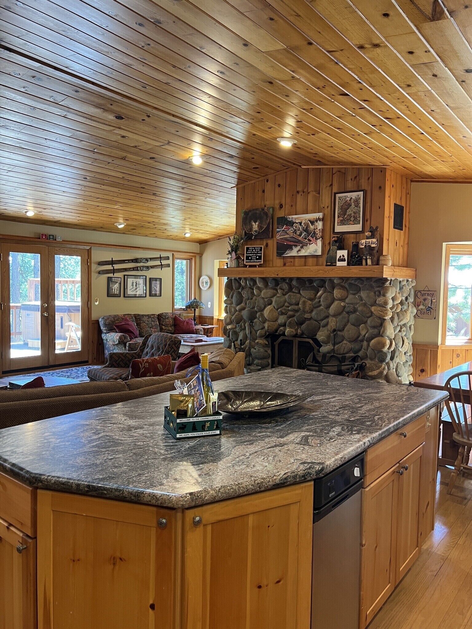 Exceptional N.Lake Tahoe Retreat/Charney Chalet: Dog Friendly, HotTub, Fast WiFi