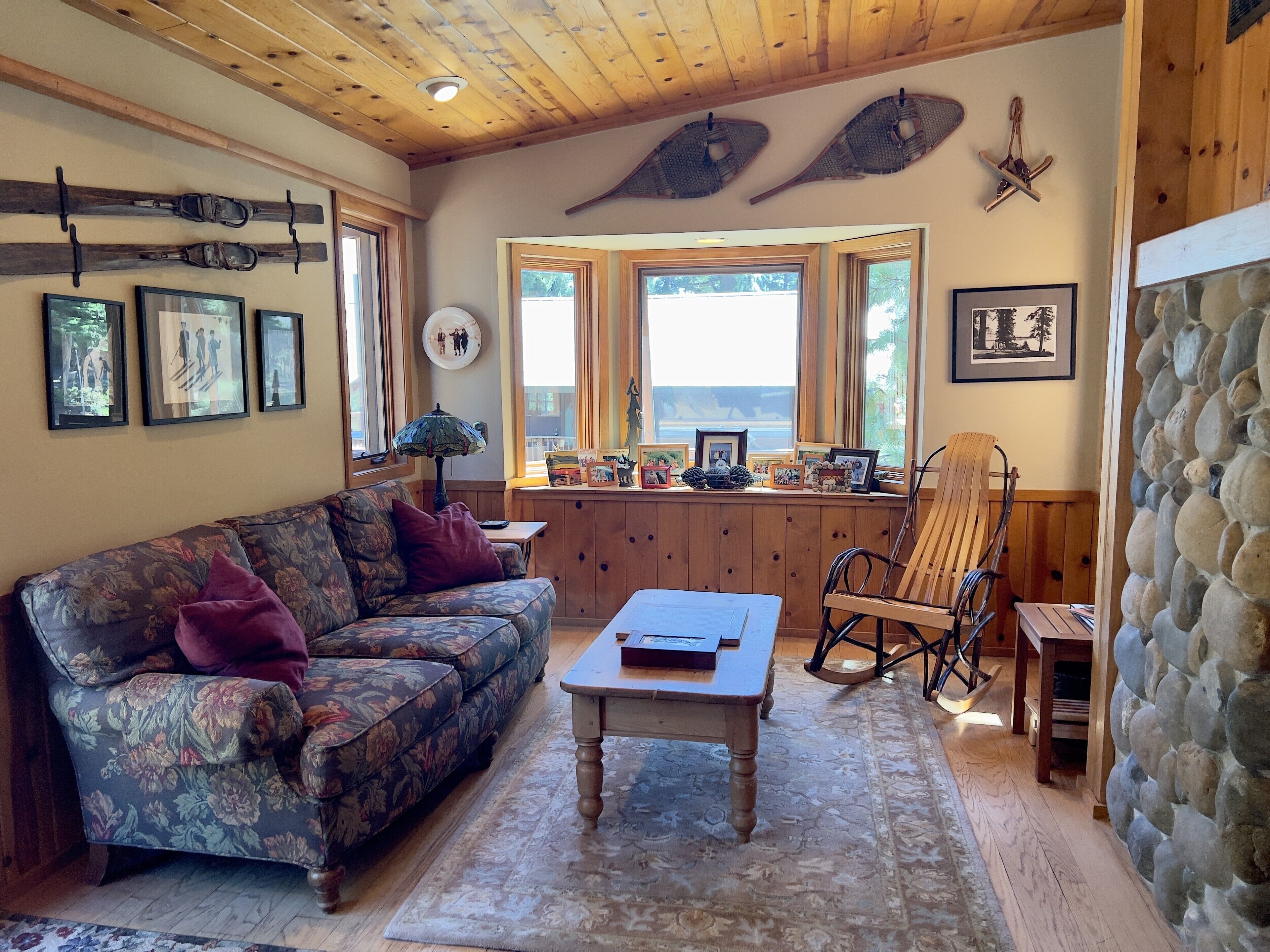 Exceptional N.Lake Tahoe Retreat/Charney Chalet: Dog Friendly, HotTub, Fast WiFi