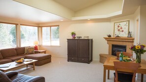 Smart TV, fireplace - Exquisite Architectural Home in Rural Setting, Walking Distance to town (Nevada City)