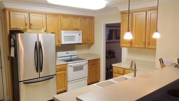 Køleskab, mikrobølgeovn, ovn, kogeplade