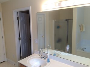 Combined shower/bathtub, hair dryer, towels - Walking distance to the charm of Main street Davidson, and a mile to Lake Norman (Davidson)