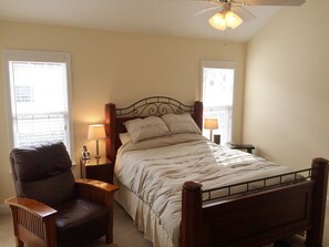 3 bedrooms, WiFi, bed sheets - Walking distance to the charm of Main street Davidson, and a mile to Lake Norman (Davidson)