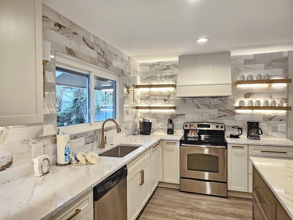 Refrigerador, microondas, horno y lavavajillas 