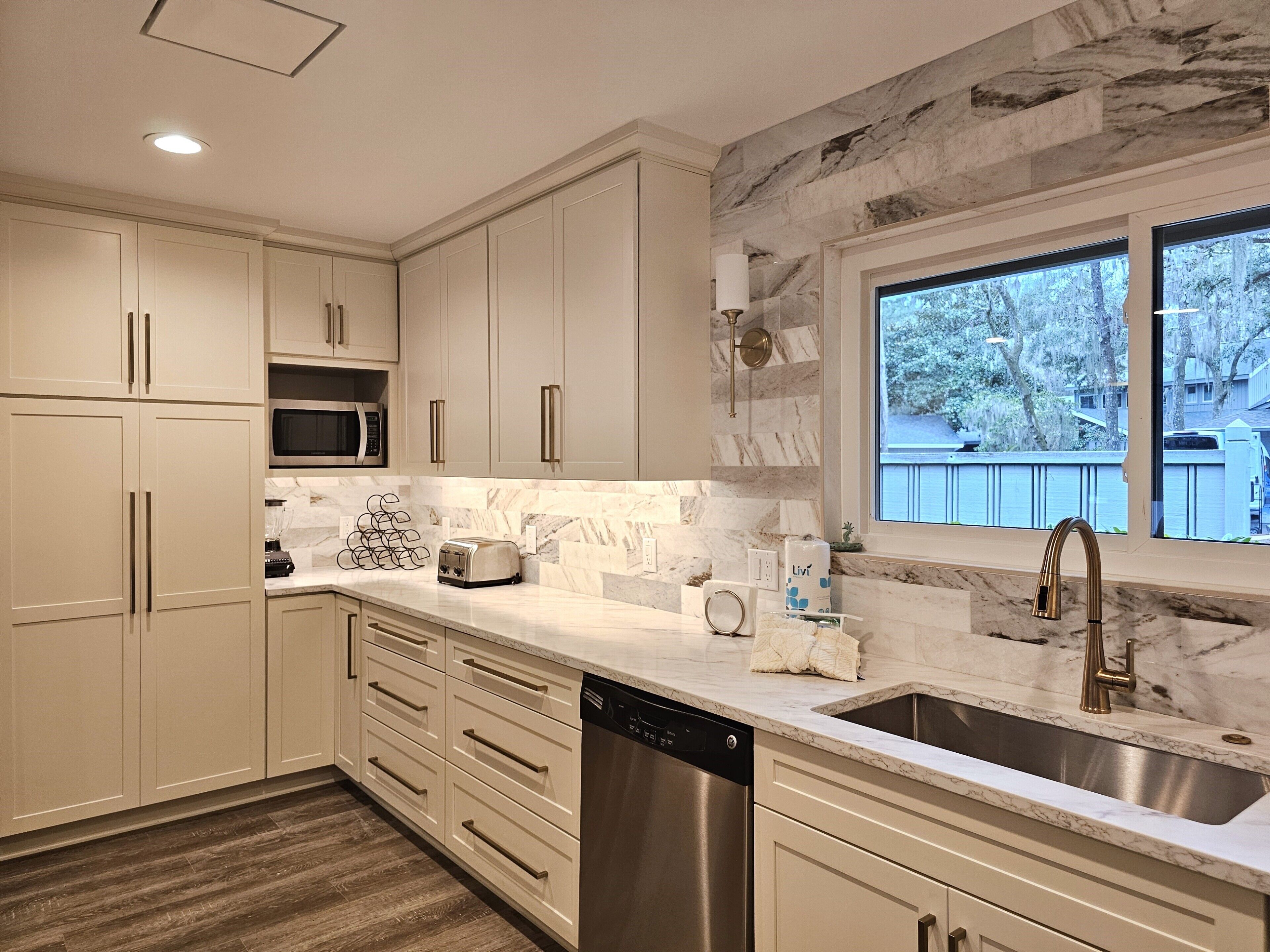 Kjøleskap, mikrobølgeovn, ovn og oppvaskmaskin