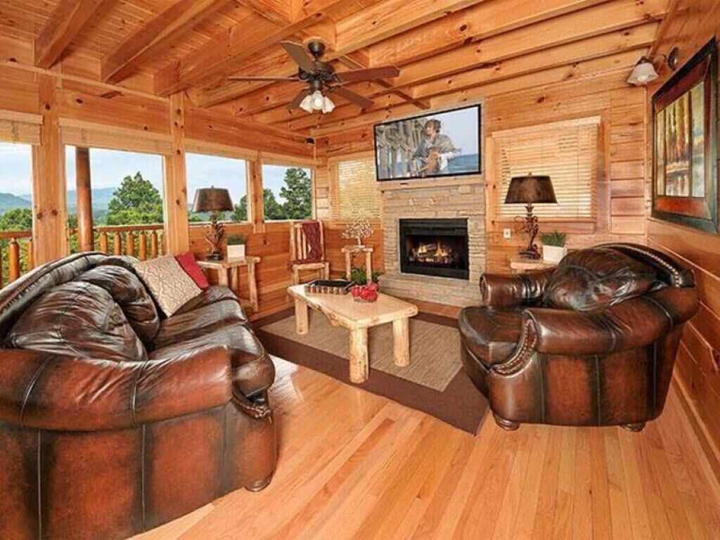 A Touch of Class - Pet Friendly!| Brand New Hot Tub!| Mountain & City View