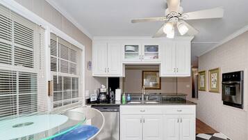 Frigorífico, microondas, horno y placa de cocina