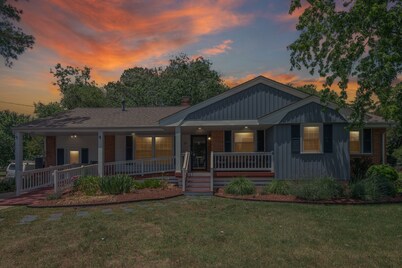 Fabulous 5 Bedroom 3 Bathroom Holiday House Near Beaches. WE SANITIZE!