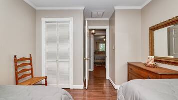 5 dormitorios, tabla de planchar con plancha, wifi gratis y ropa de cama