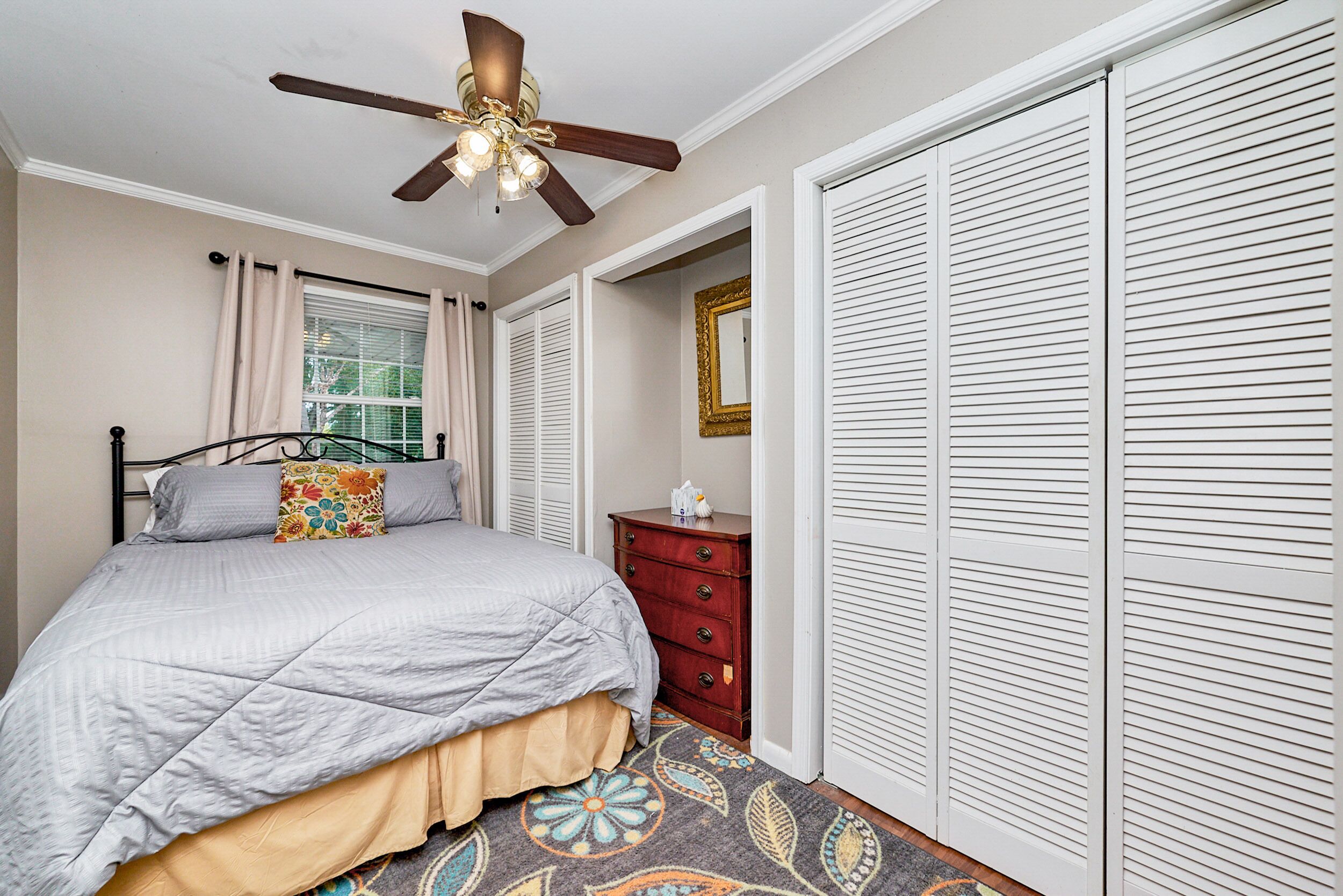 5 bedrooms, iron/ironing board, free WiFi, bed sheets