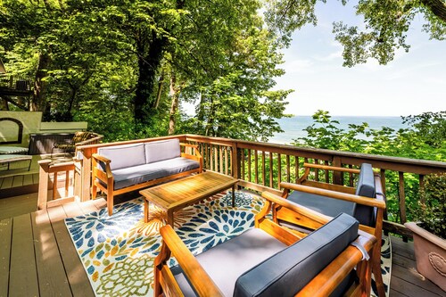 2024 remodeled historic Lake Michigan waterfront Union Pier home with spa.