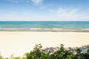 En la playa, camastros y toallas de playa 