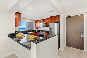 Geladeira, micro-ondas, fogão, cooktop