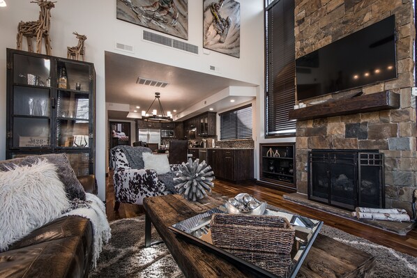 Smart TV, chimenea, reproductor de DVD y estéreo 