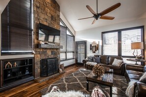 Smart TV, fireplace, DVD player, stereo - Luxurious and modern townhome with a ton of room! (Park City)