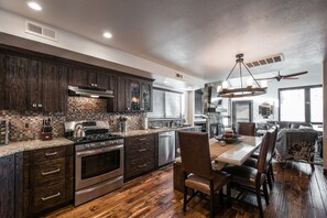 Refrigerador, microondas, horno y parrilla de estufa 