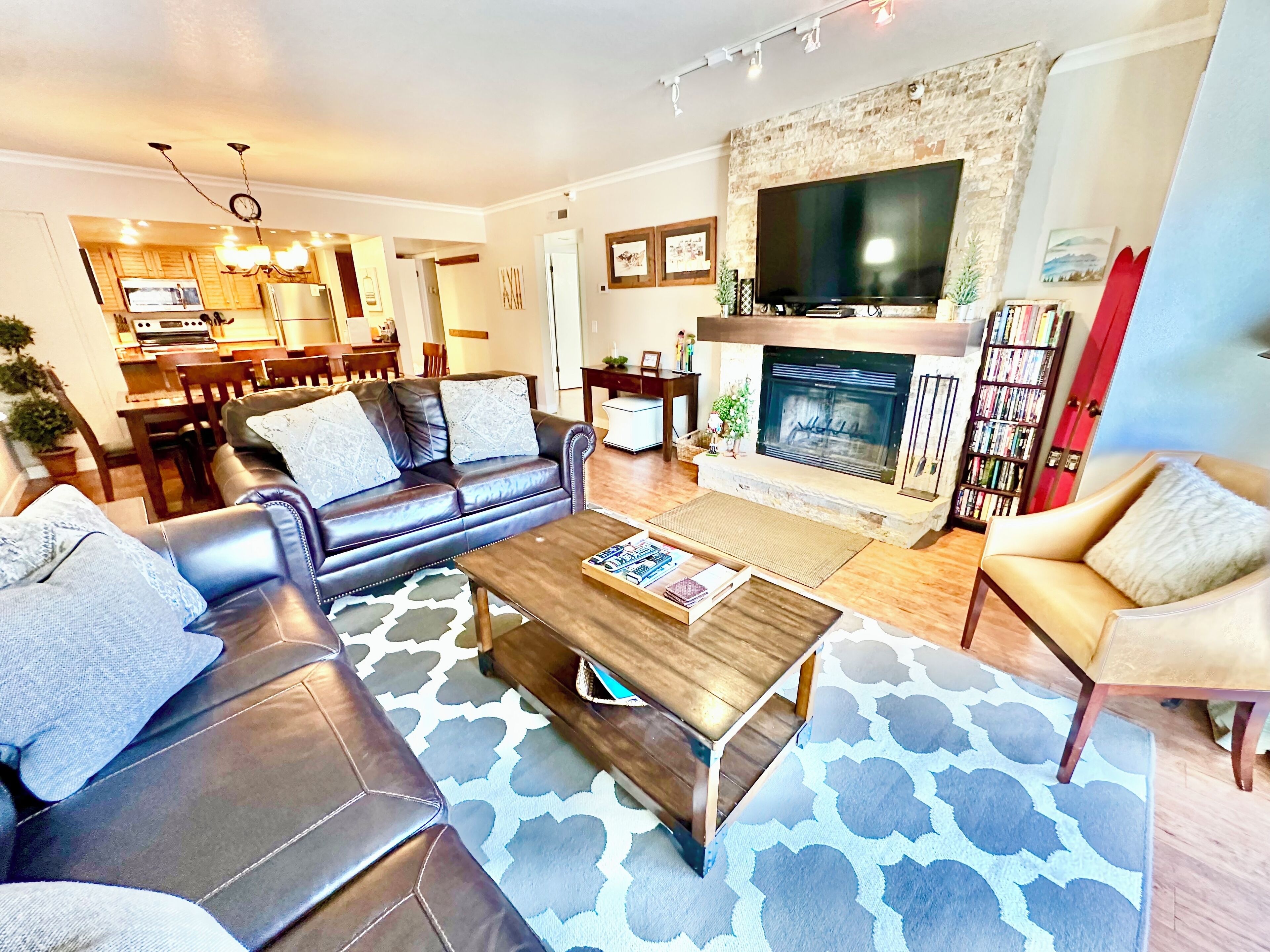 Smart TV, chimenea, videojuegos y reproductor de DVD 