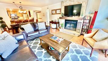 Smart TV, chimenea, videojuegos y reproductor de DVD