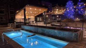 Utendørsbasseng og et oppvarmet basseng