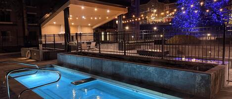 Alberca al aire libre y alberca climatizada