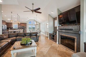 Télévision, cheminée, jeux vidéo, lecteur de DVD