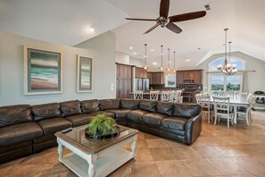 Fernseher, Kamin, Videospiele, DVD-Player