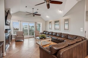 Fernseher, Kamin, Videospiele, DVD-Player